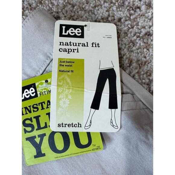 NWT - LEE, Stretch Natural Fit Capri pants/shorts; Size 14, Khaki/Tan - Picture 6 of 6